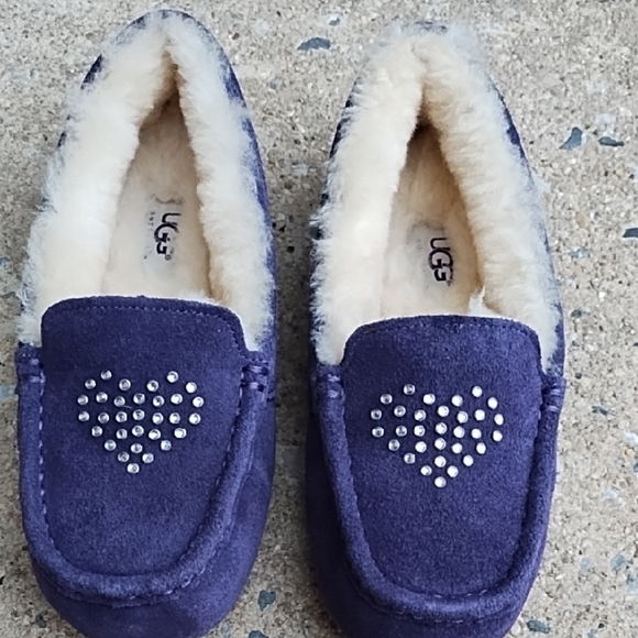 UGG Ansley With Stud Hearts Purple Size 4 NWOT - Picture 1 of 6